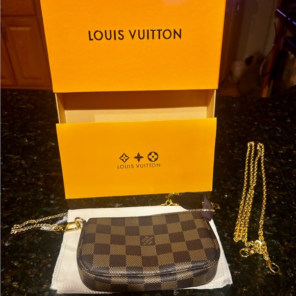 Louis Vuitton Mini Pouchette in Damier Ebene canvas. Gold color hardware. - Picture 3 of 12